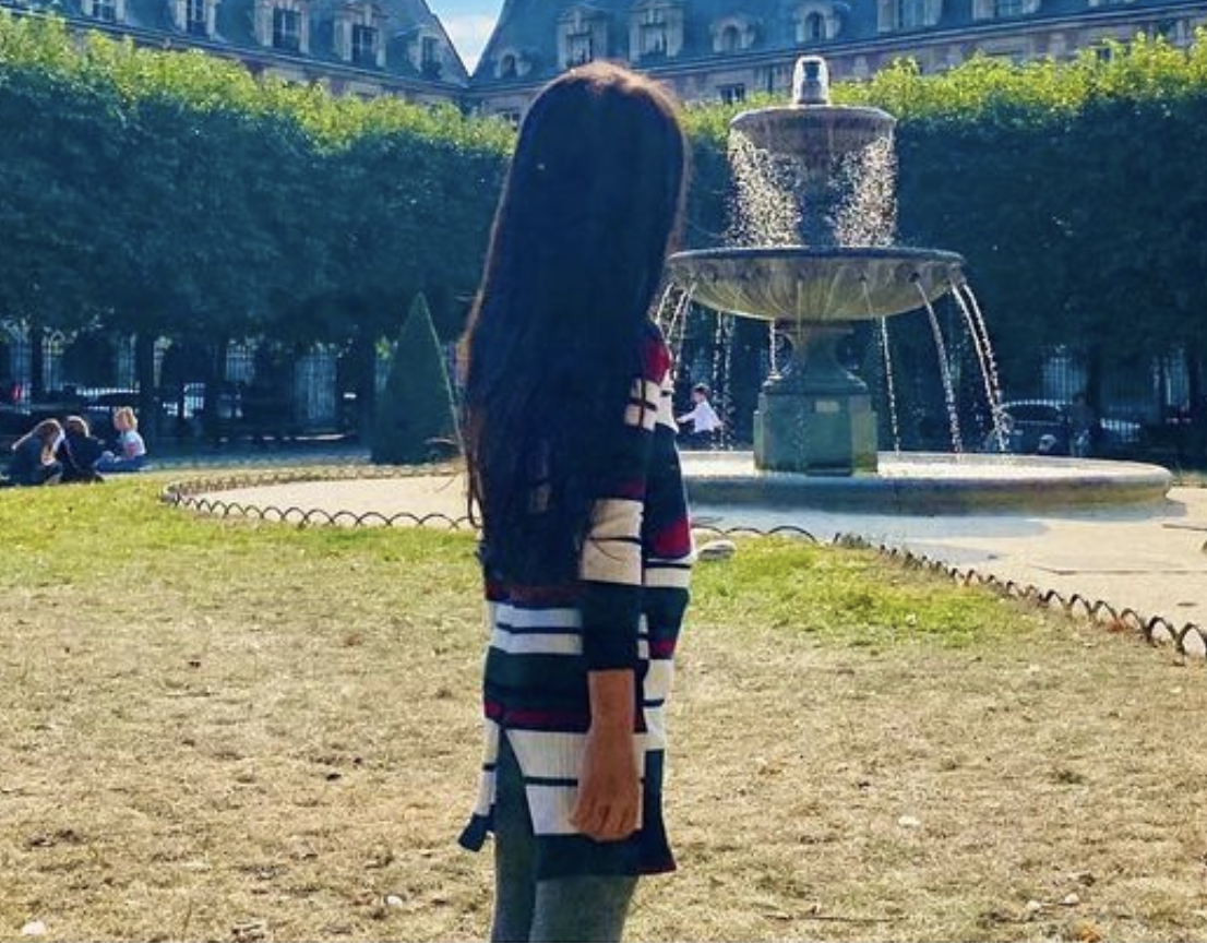 周杰伦全家打卡巴黎名胜，父女俩复刻名画超会玩，小周周亭亭玉立