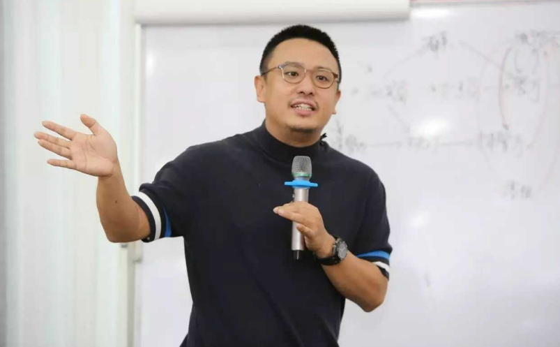 2年前，将饿了么卖给马云，套现665亿的外卖小哥