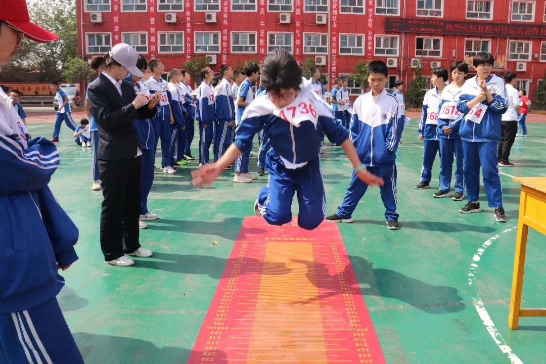河北磁县朝阳学校隆重举行田径运动会，赛场燃烧激情，气势如虹