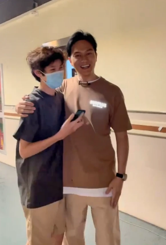 袁咏仪面馆被偶遇，素面朝天皮肤依旧粉润紧致，主动打招呼超友善