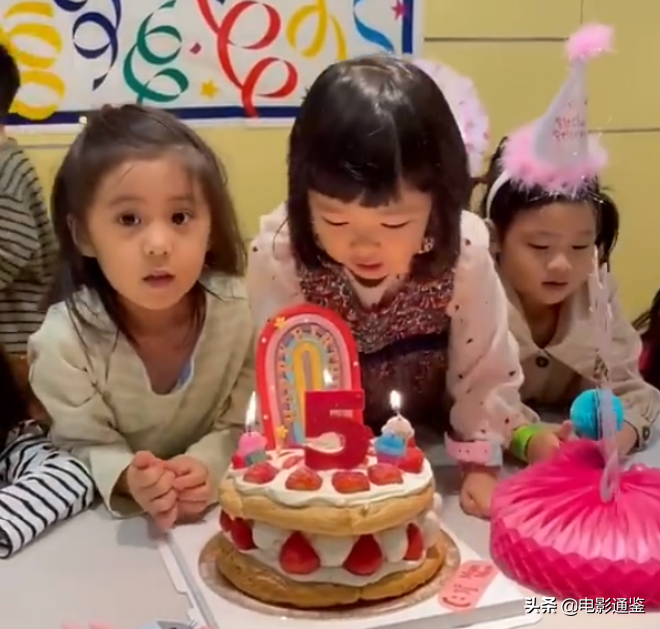 5歲咘咘參加生日趴，鏡頭掃過她的臉，圓臉大眼顏值太可了