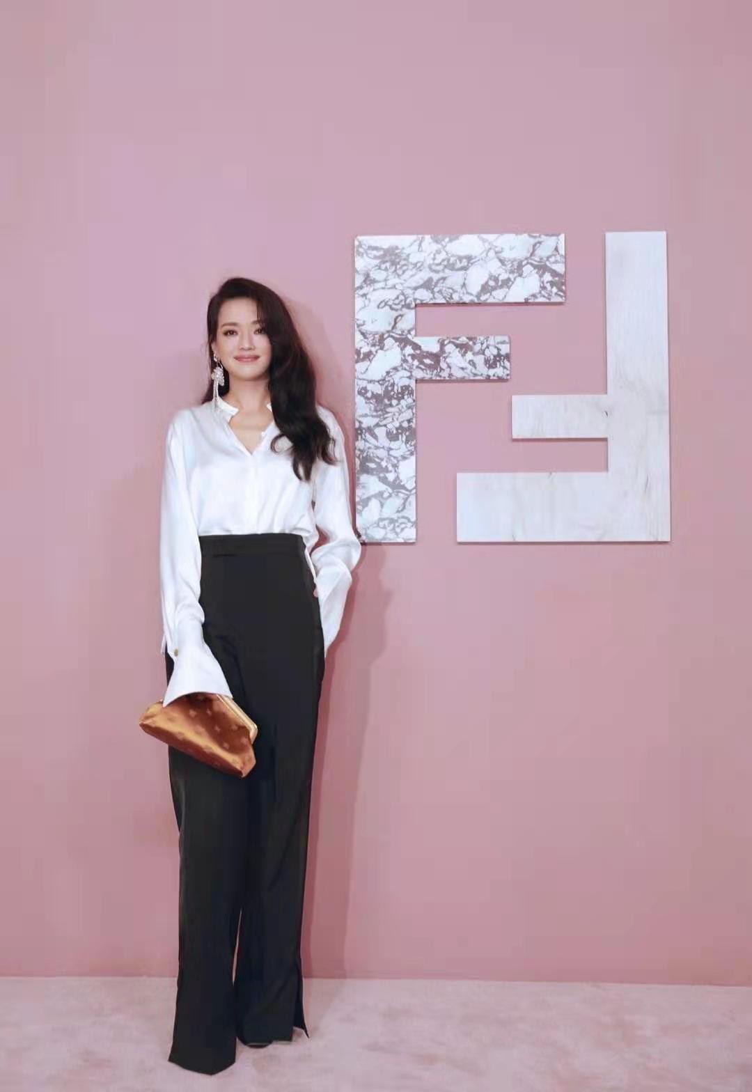 Shu Qi wears business suit to take wind on foot, a pair of slipper can be accomplished! Netizen: Is what I am short of slipper