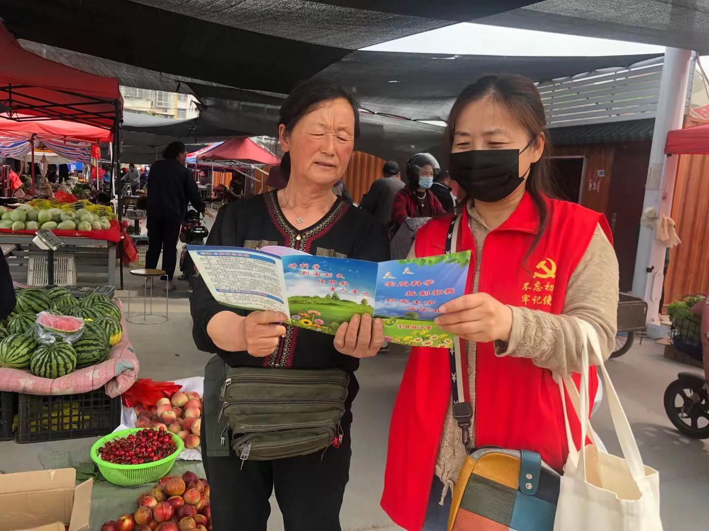 平安志愿者走街串巷开展“反邪教、防诈骗”宣传活动