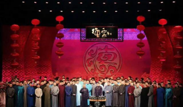 郭德纲旧照，桌子上的饭菜寒酸至极，能有今天