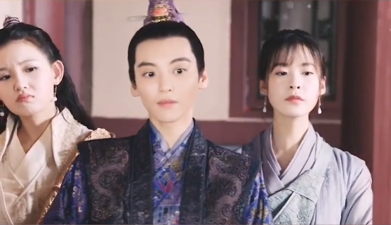 不是“粘個胡子”就是男的了，這幾位的女扮男裝才叫誠意滿滿