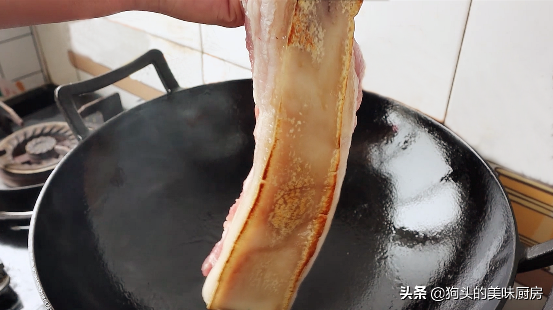 做紅燒肉時，掌握這些小技巧，紅燒肉不腥不柴，軟爛入味口感好