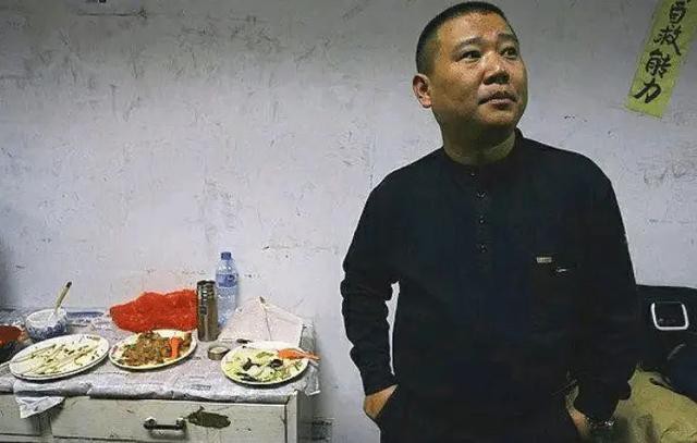 郭德纲旧照，桌子上的饭菜寒酸至极，能有今天