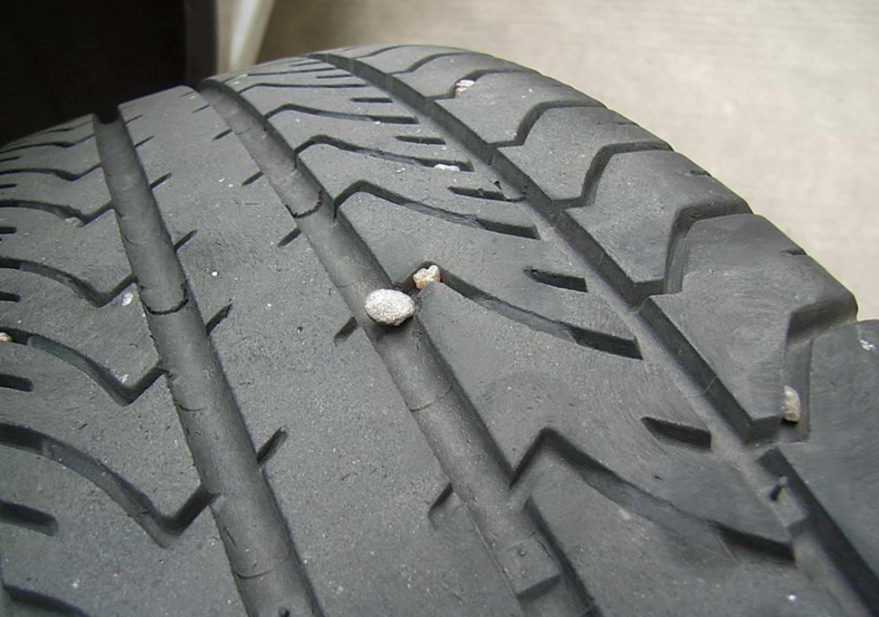 What is the difference between three grooves and four grooves in a tire