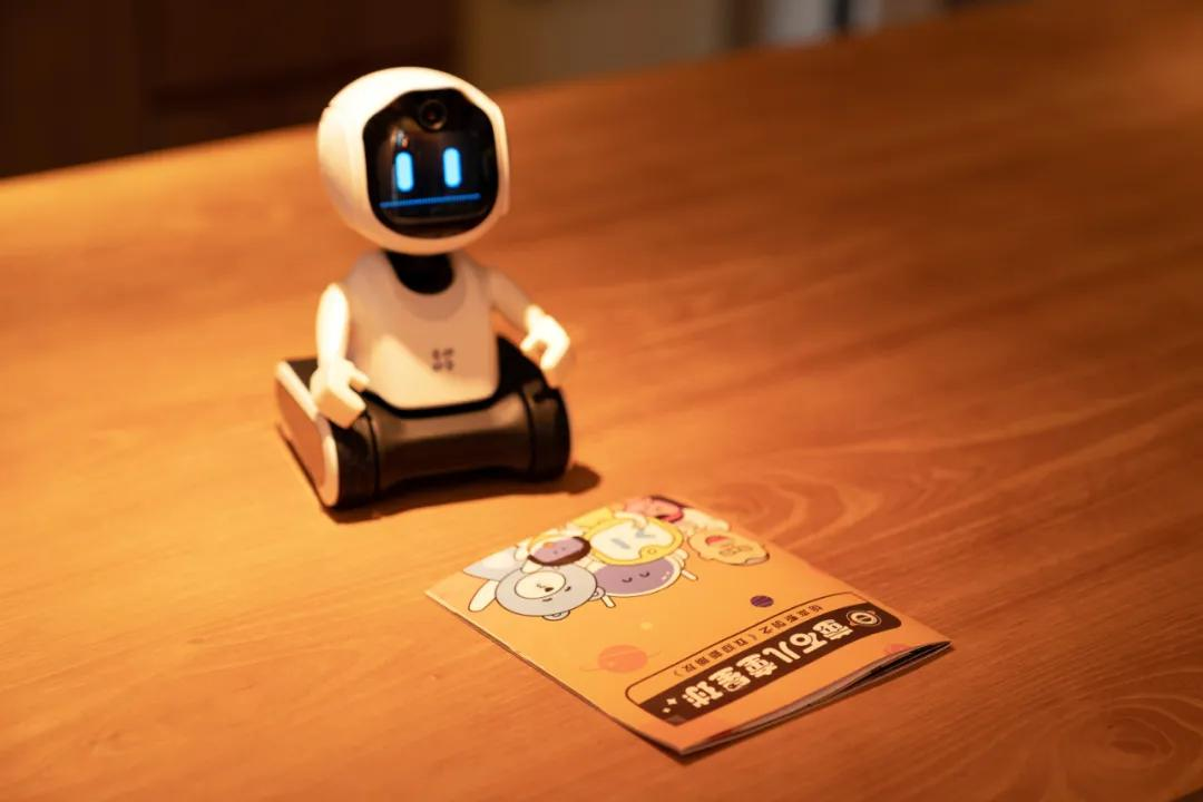 领养一个家庭新成员吧！萤石CS-RK2儿童陪护机器人体验