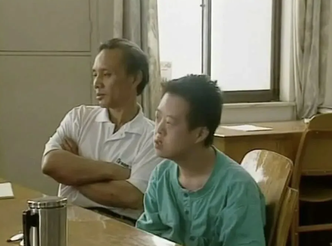 登上人民大会堂，与刘德华共唱，是谁揭穿了“天才指挥家”的谎言