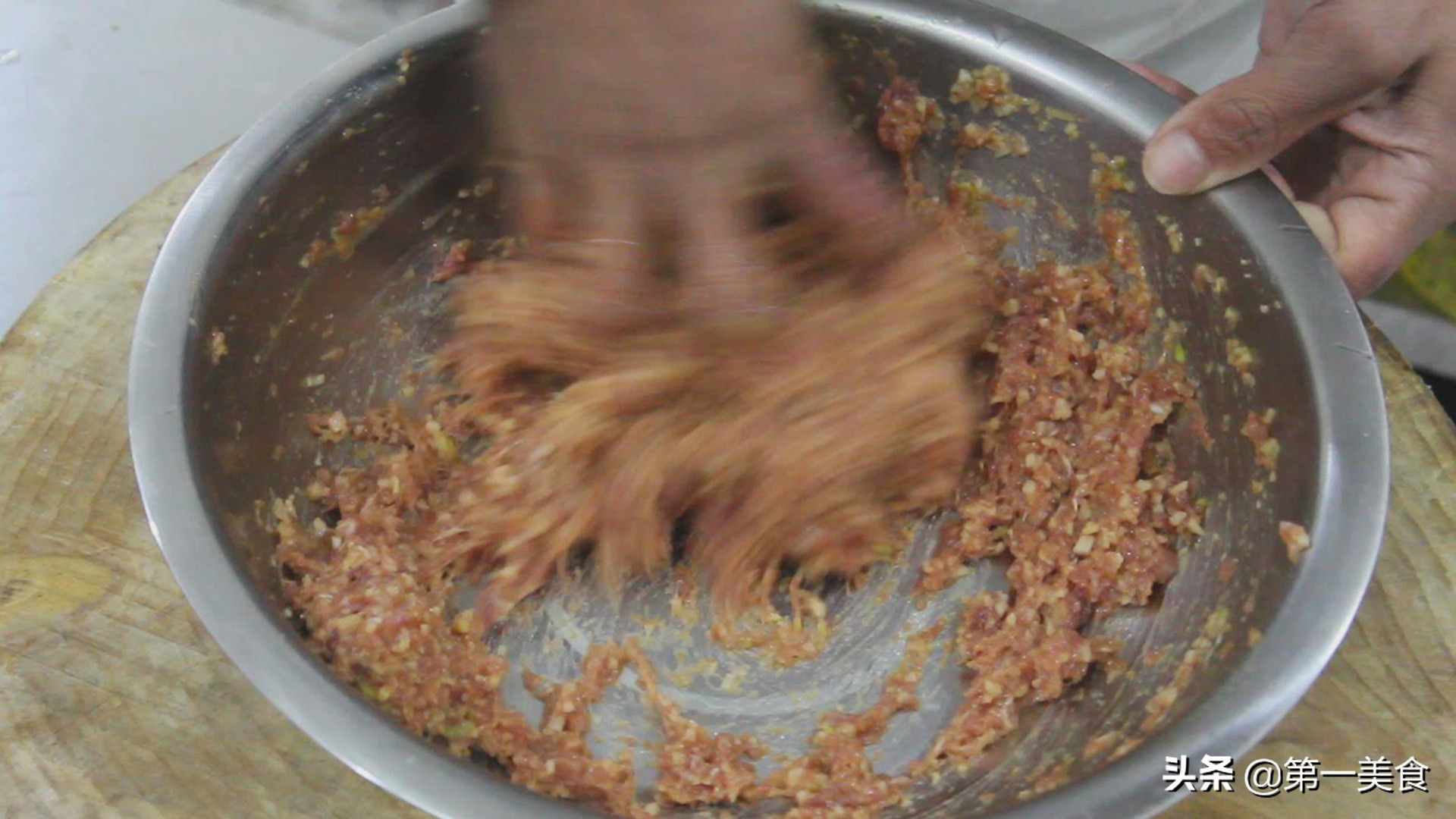 图片[4]-大厨用肉和莲藕 做一道清蒸狮子头 营养丰富 软糯入味-起舞食谱网