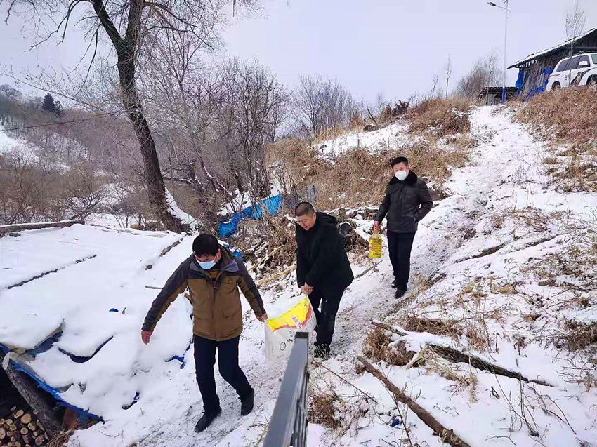 踏雪慰问贫困户 山村送暖春意浓