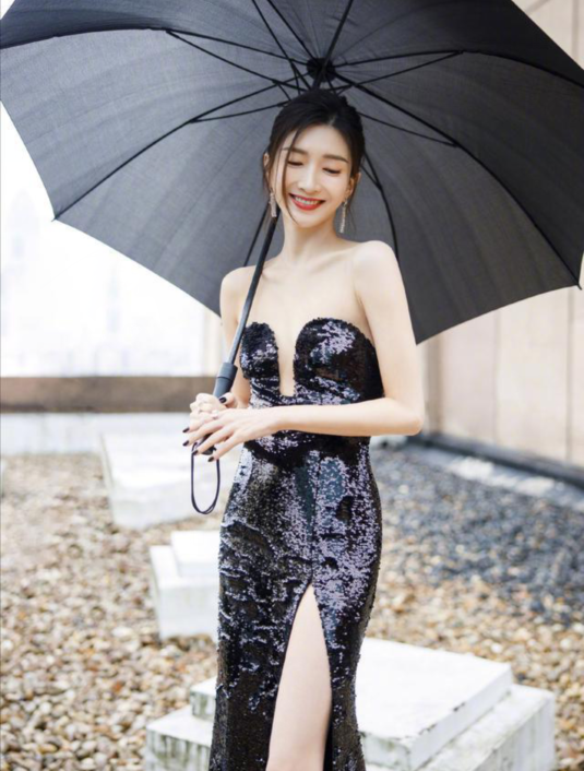 江疏影黑色长裙现身活动，肤色白皙透亮，也太