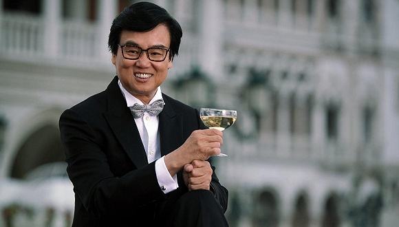 74岁黄百鸣带3位美女开游艇派对，合照秀腹肌，