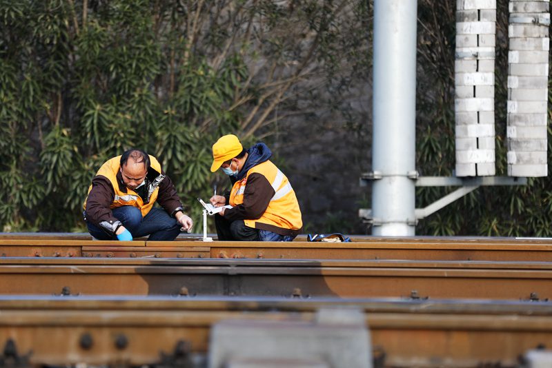 武铁麻城工务段职工给钢轨“看病”战春运