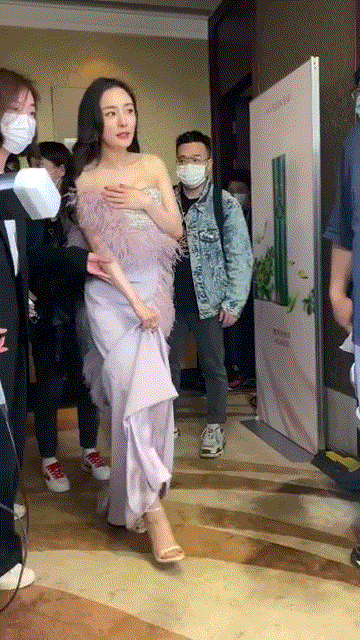 Yang Mi attends spot activity, more than honeymouthed, still have the hot figure that does not hide