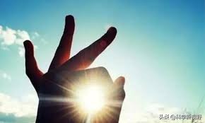 陽光能讓我們感到熱，為何普通燈光卻不行？