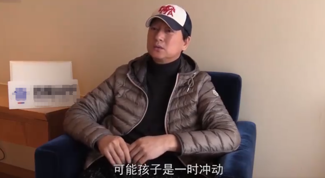 郑爽父亲道歉难获谅解，言辞漏洞百出，姿势被讽像喝茶
