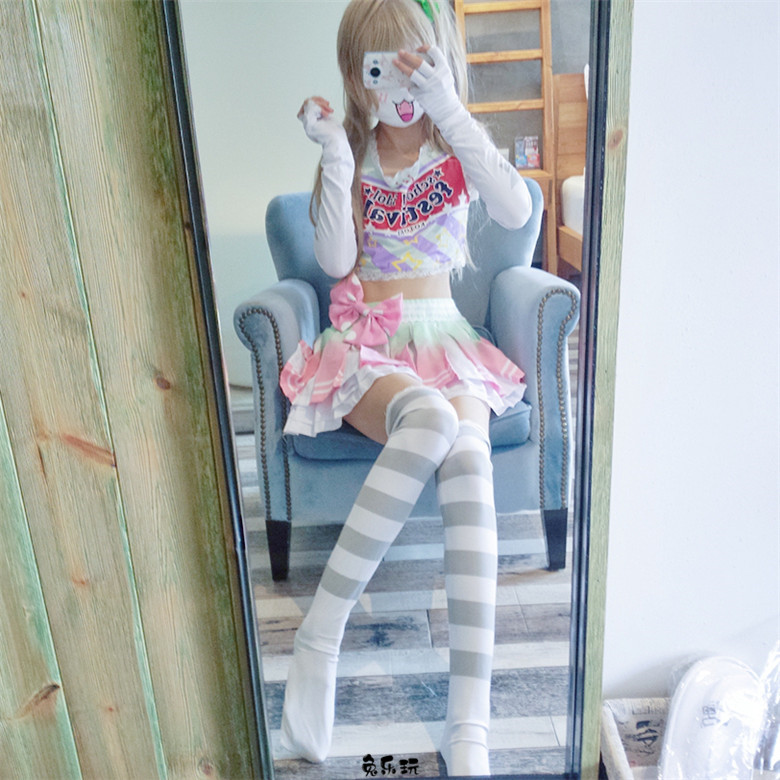 粉红短裙条纹袜，忍不住想咬一口