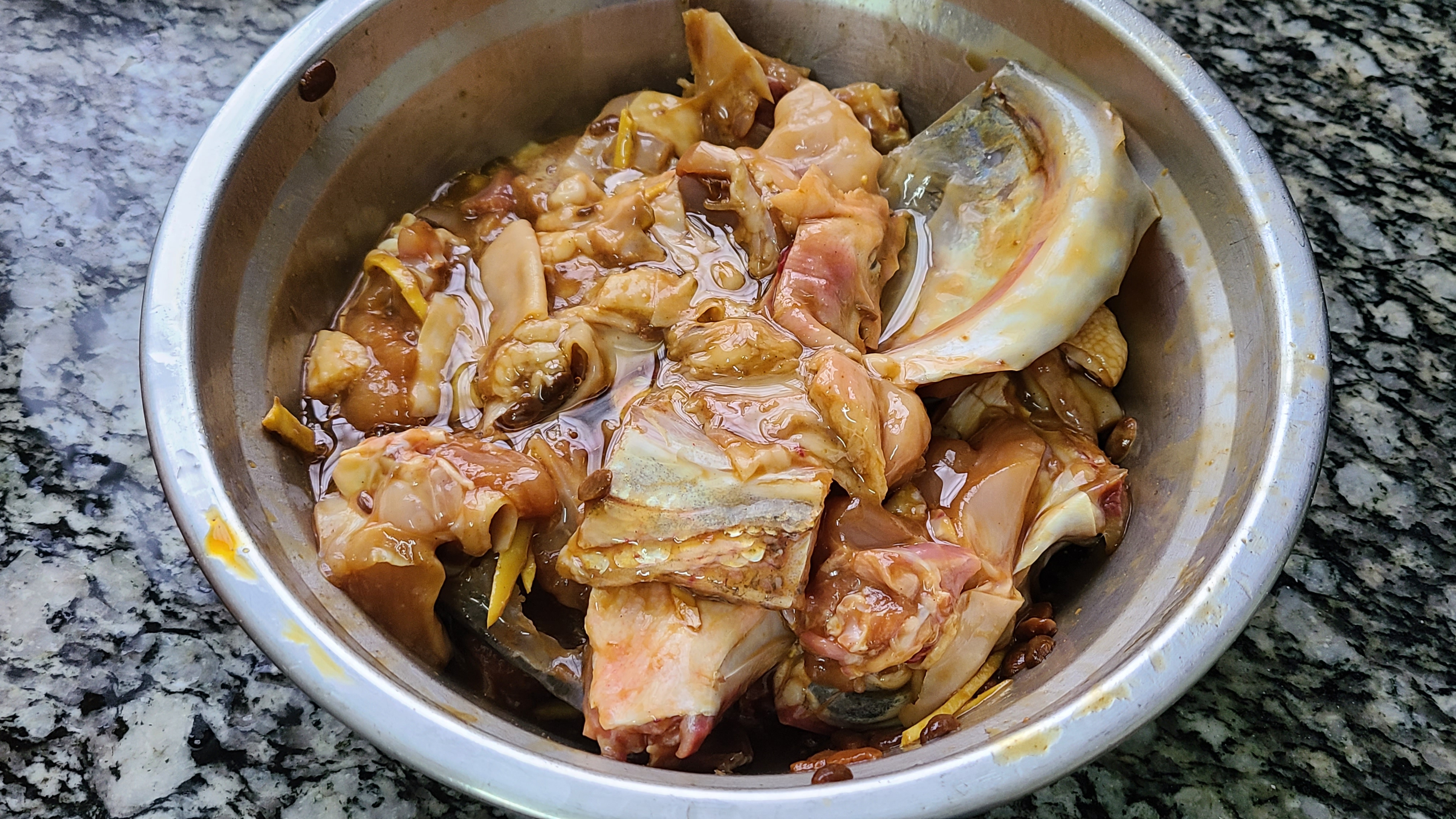 快過年了，教你一道簡單又好吃的魚頭蒸雞，味道鮮美