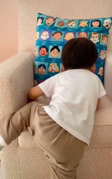 章子怡二胎兒子長大了！ 17個月爬沙發顯乖巧，卻因穿紙尿褲惹爭議