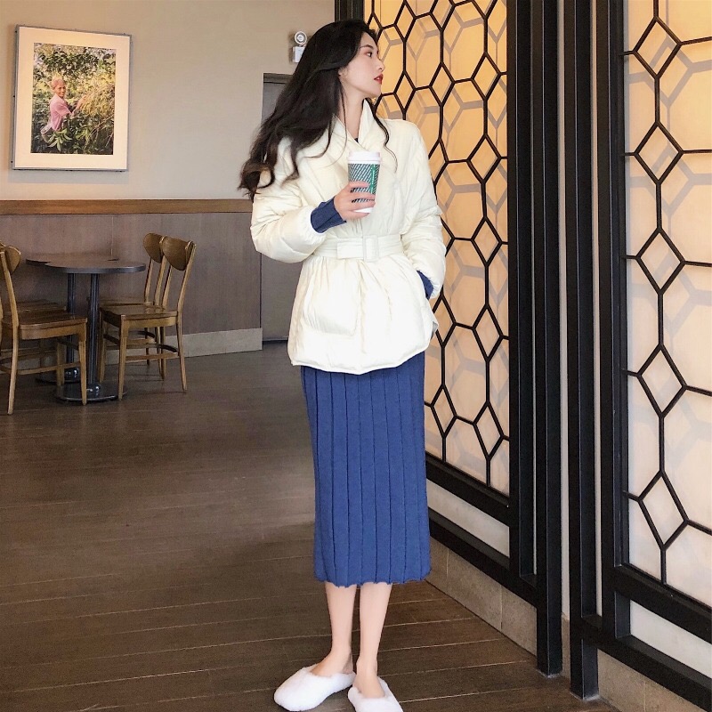 金晨桃粉连衣裙不见素日扁平感，气质冷艳，这