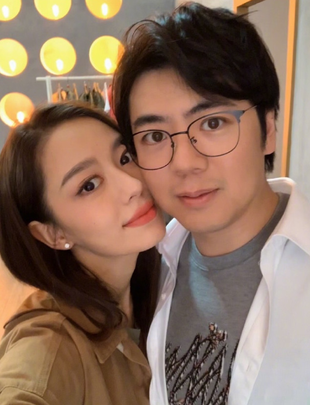 吉娜罕與爸爸出席活動，產後三月比懷孕前還瘦，父女同框顏值超高