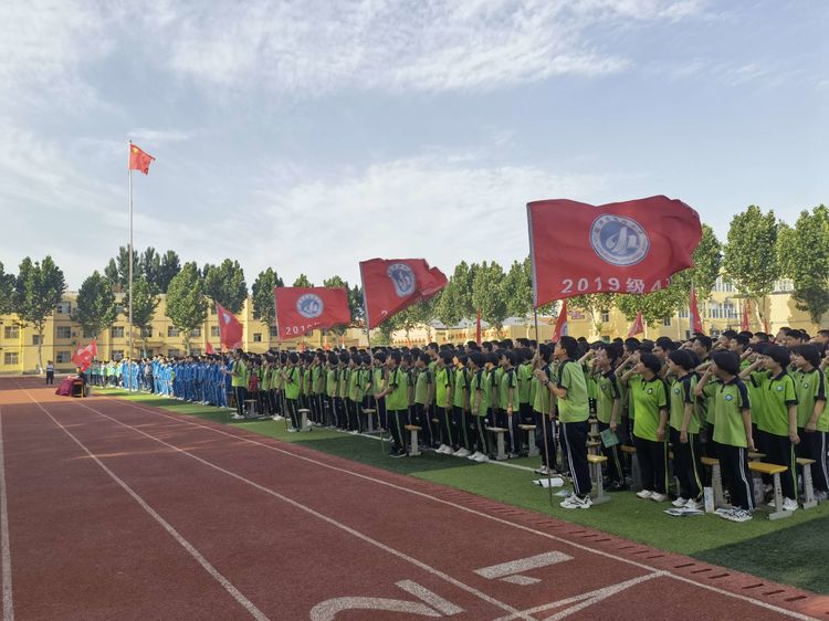 “清华馒头神”来邯郸临漳四中作励志报告，他是农民，逆袭成学霸