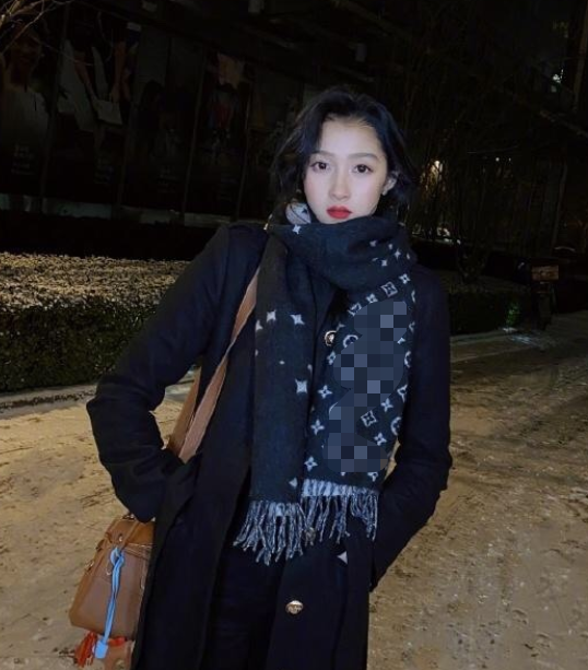 刘亦菲近照翻车？穿搭太土像乡村女企业家，与