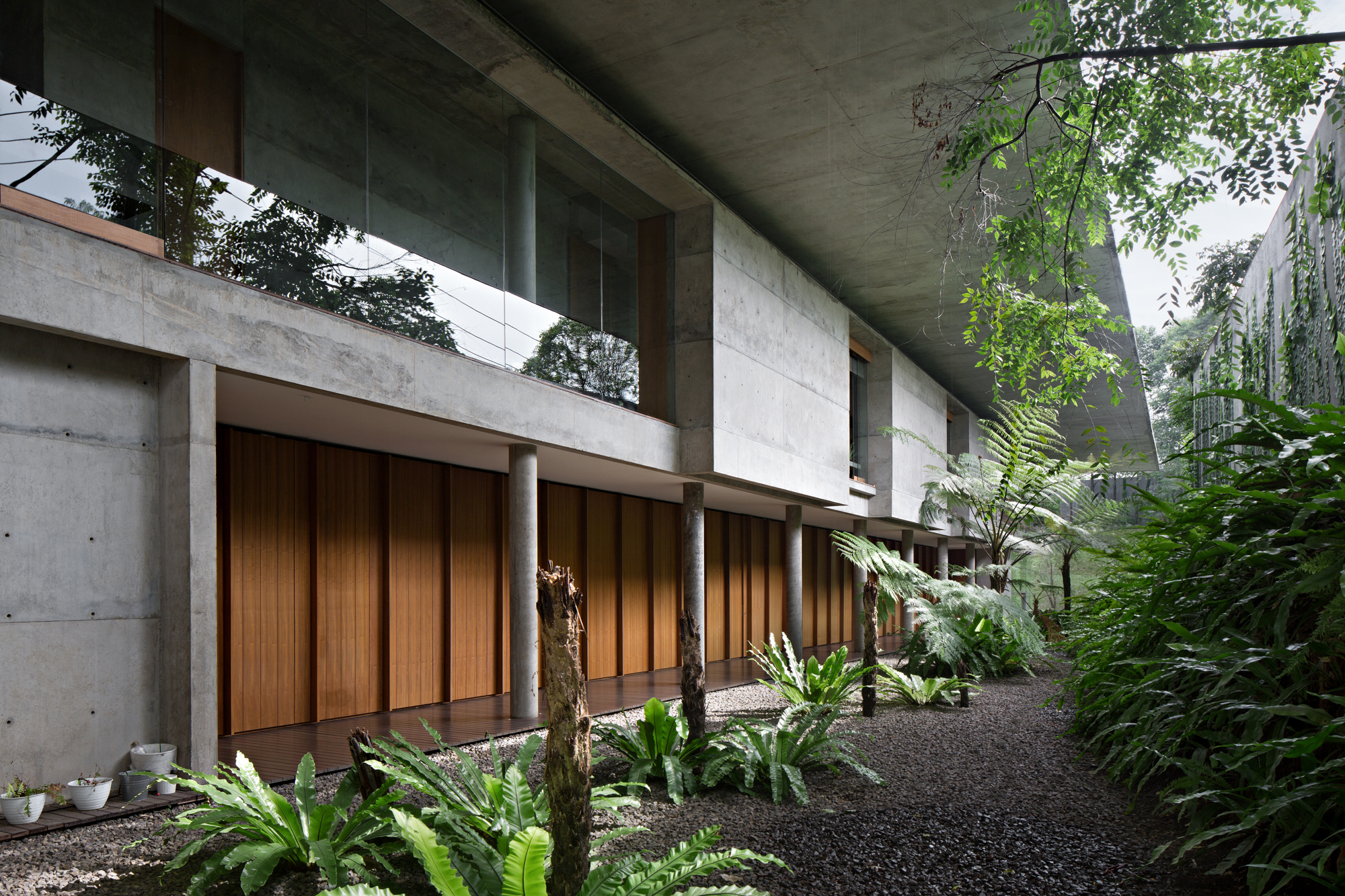 2000m²清水混凝土别墅，仅四居室却有700m²水池和3000m²花园