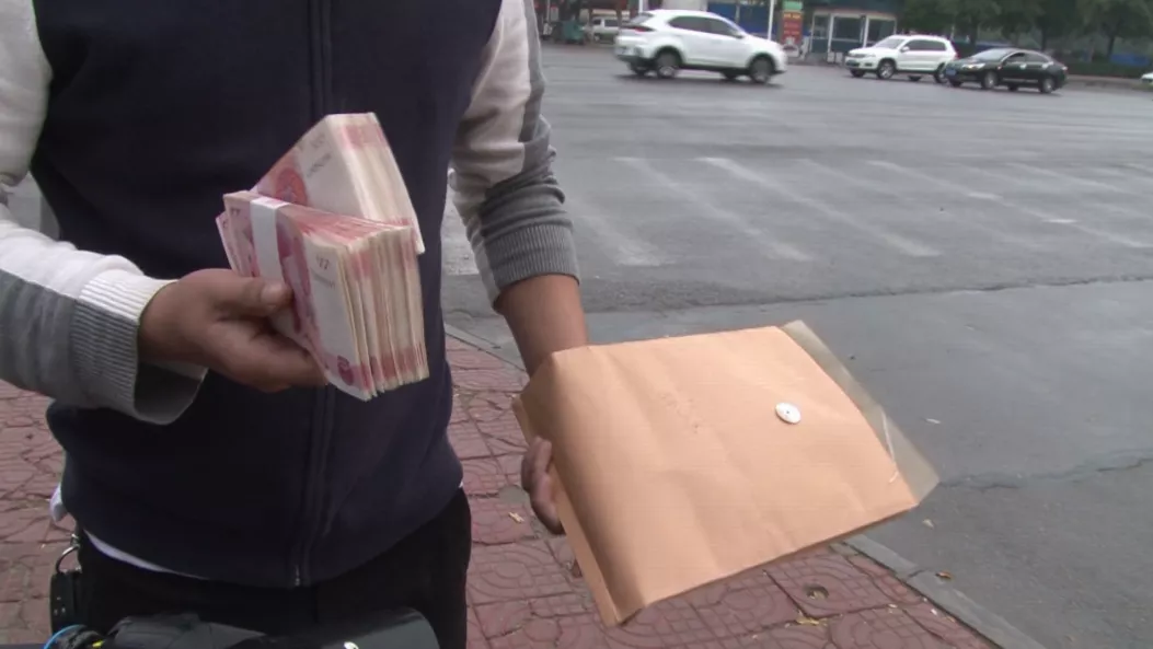 榜样！濮阳小伙捡到两万现金报警寻失主