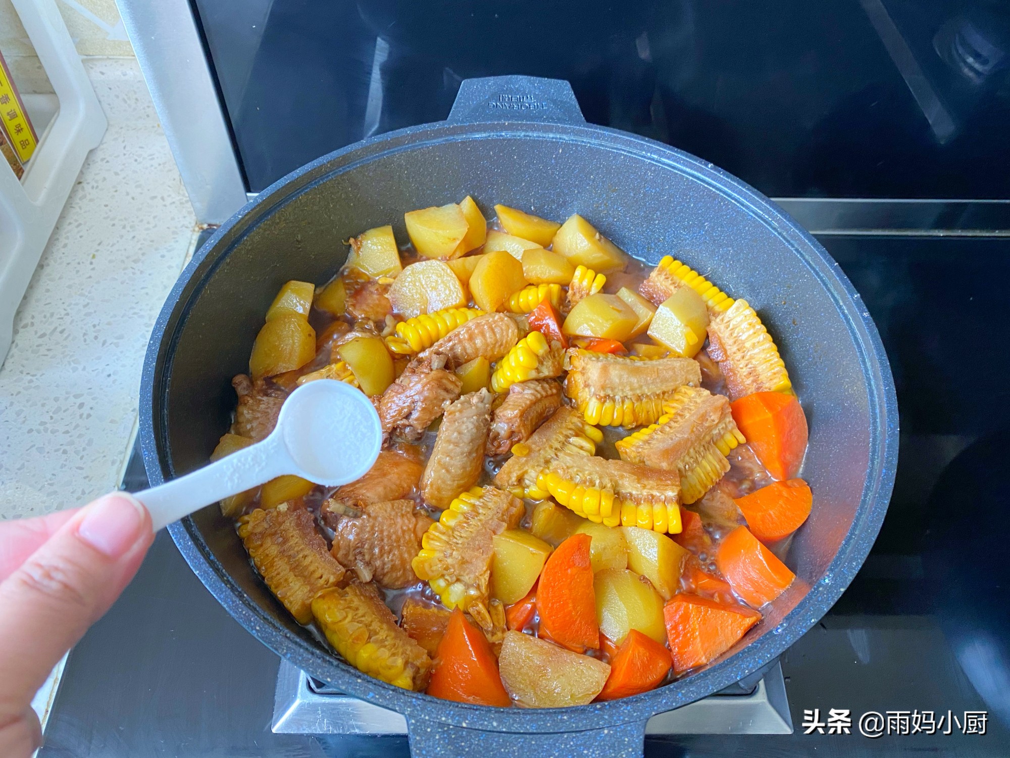 雞翅和土豆一起煲，越吃越香，富含滿滿膠原蛋白，好吃不會胖