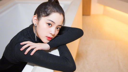 纠缠|被男子拉头发纠缠欧阳娜娜报平安 艺人真的需要保镖吗？