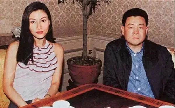 甘愿无名份陪在富豪身边的女人们，各有各的魅力，最久的已经27年