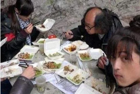 5位演员的片场“吃饭”照，颖宝正常，张一山仓促，最后这个心疼