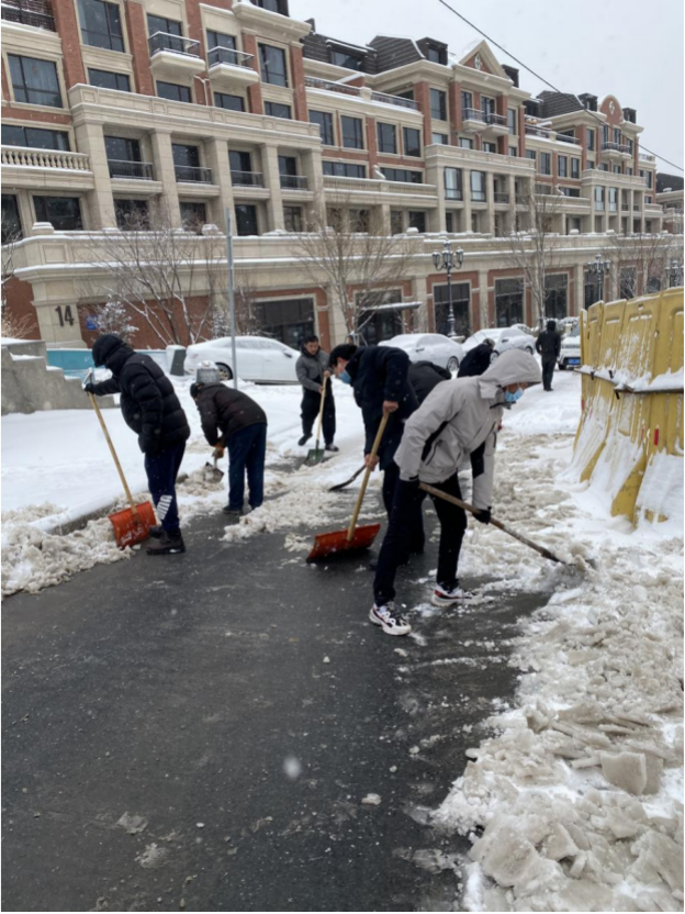 秀水社区：开展扫雪铲冰紧急行动