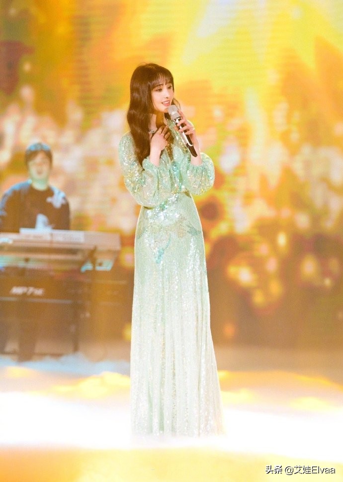 郑爽太心机，穿吊带裙还配内衣外穿秀马蜂腰，