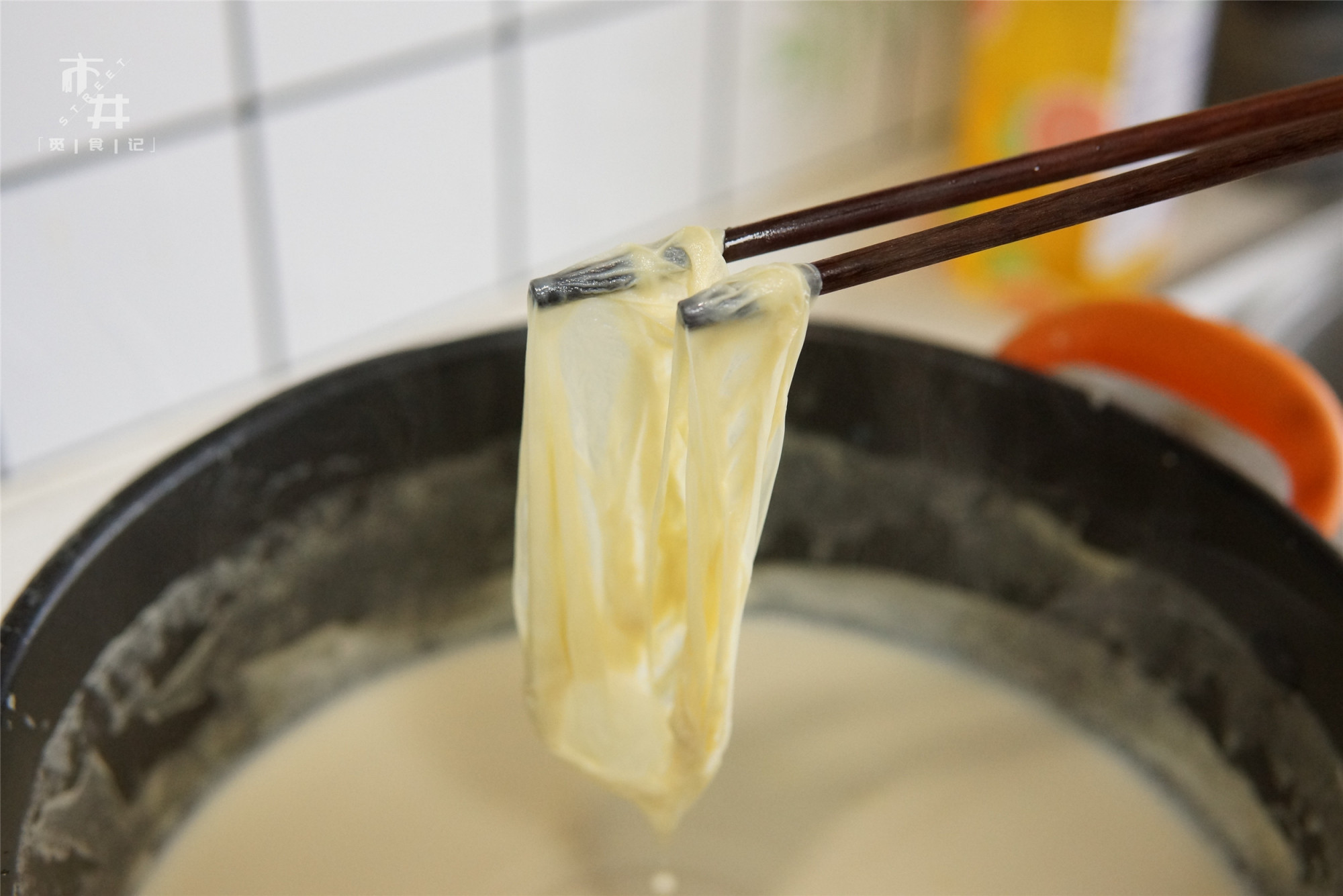 1斤黄豆，1口锅，在家自制腐竹，味道香又筋道，大人孩子放心吃