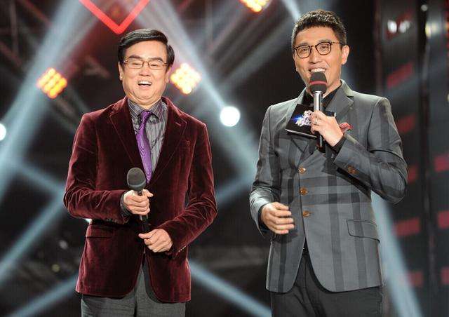 74岁黄百鸣带3位美女开游艇派对，合照秀腹肌，