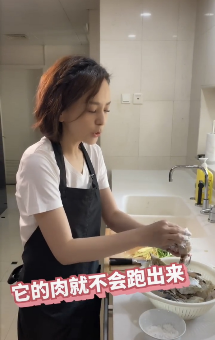 王琳在家做饭变大厨，一身家居造型，却被发型害成“大脑门”