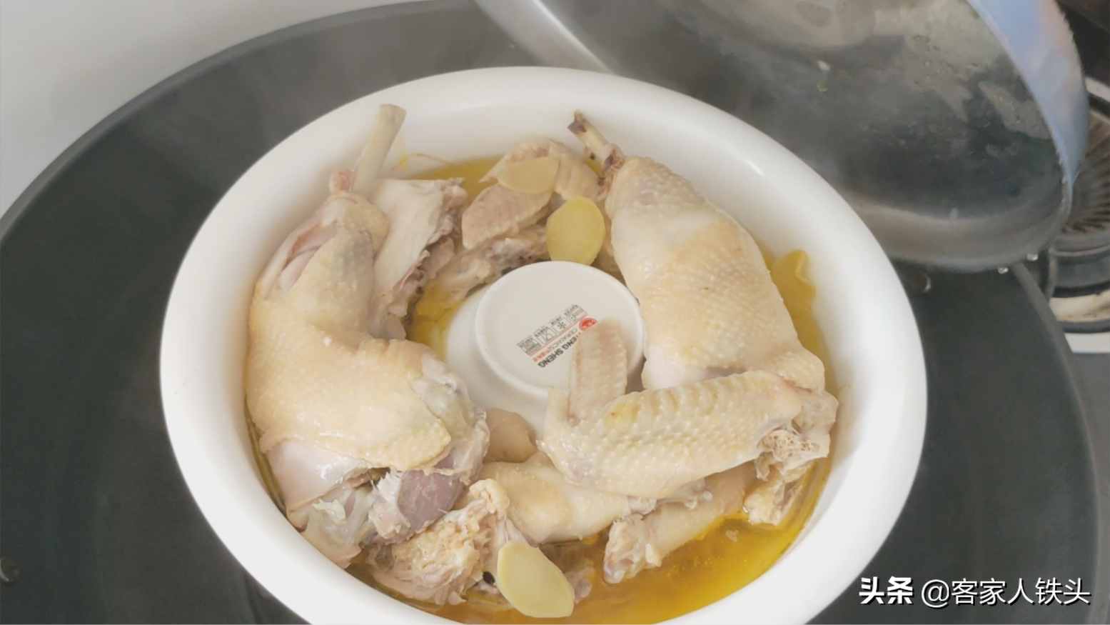 秋冬季客家人爱这样吃鸡，一只鸡一碗汤，甘香肉滑，营养好吃温补