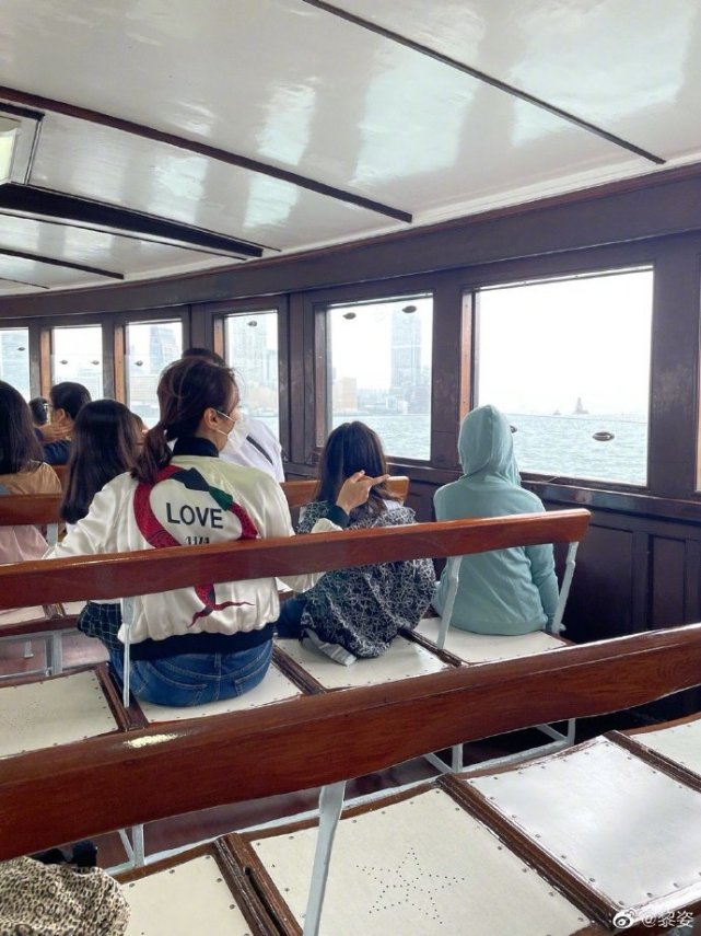 黎姿曬老公視角照，帶女兒旅行超溫馨，三小豬排排站背影亭亭玉立