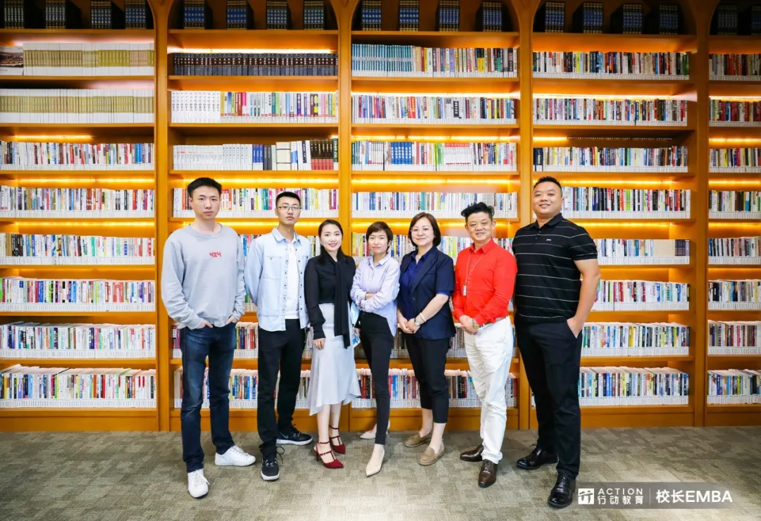 张馨予、陈妍希、杜若溪，这个80后大汉，凭啥包