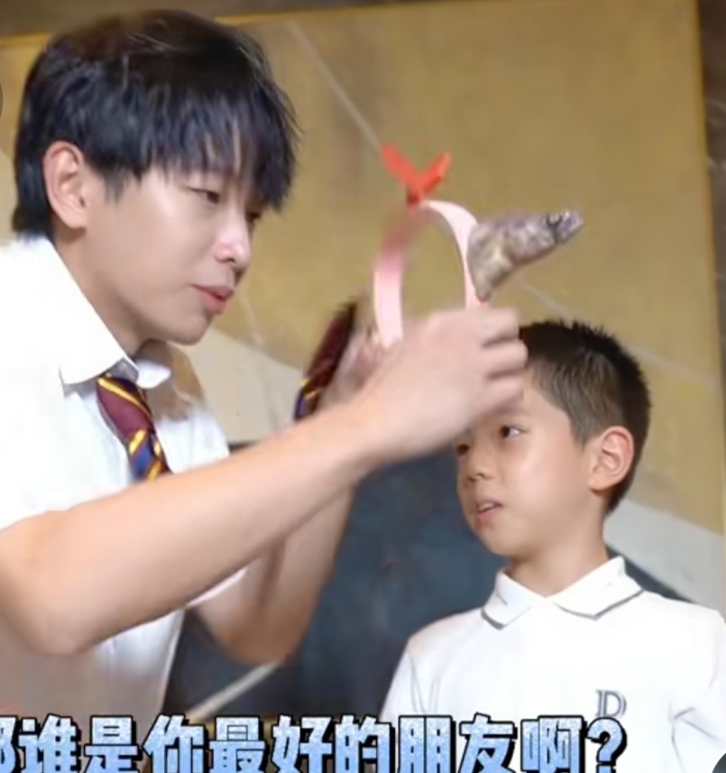 霍思燕儿子嗯哼曝近照，外型帅气站姿笔直，细胳膊瞩目婴儿肥消失