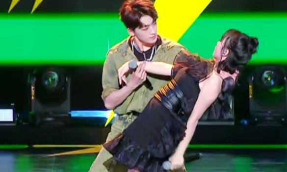 R1SE and Miss Snh48 elder sister cooperate, complete member bashful do again laugh, 11 anger Chinese change " female charming E "