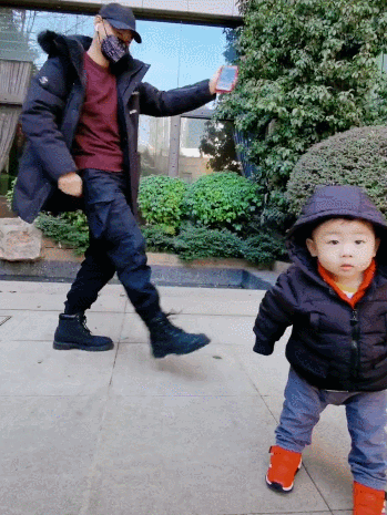 张晋带儿子出镜，鱼蛋眼神呆萌，不动抢到C位，张晋满眼都是儿子