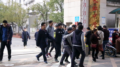 走进深夜的武汉南湖，只想说腐败至极