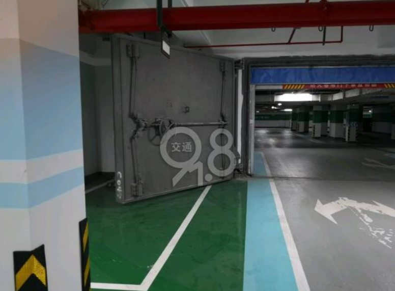 男子4000万买下327个停车位，不停车还装上地锁！