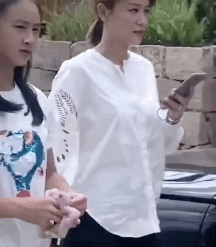 叶一茜带女儿现身，森碟身高直逼妈妈，母女俩穿着朴素接地气