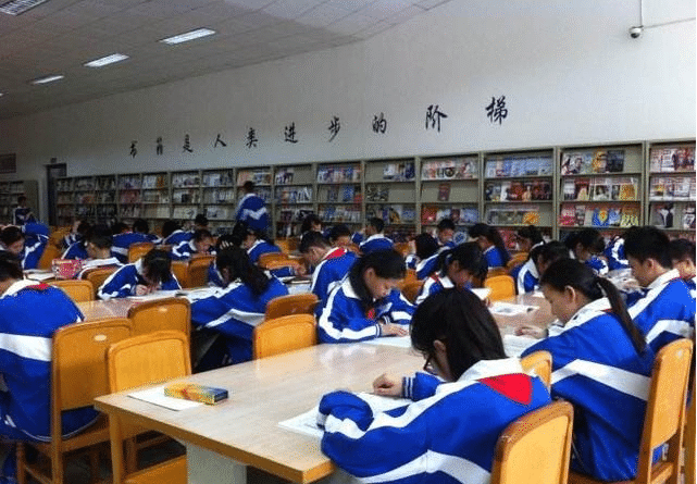 清华教授痛批语文教材：爱国名篇被删，增加的